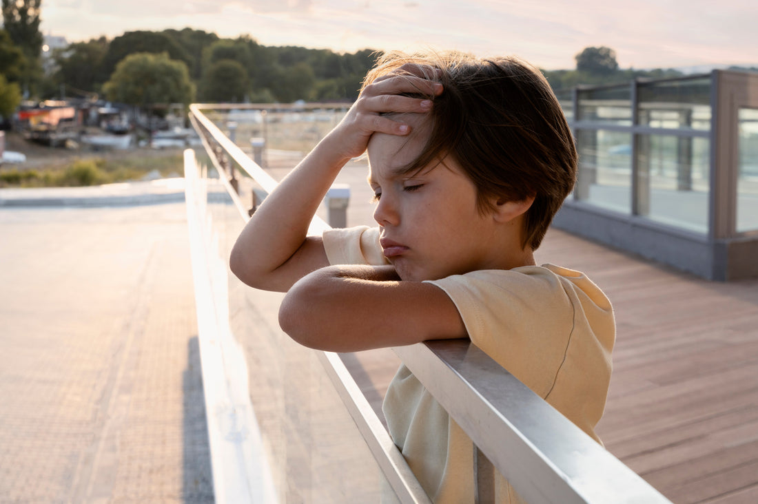 Enfant qui a chaud sous la canicule car en manque de boisson saine et naturelle Biobino