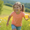 Fille de 9 ans qui est dans la nature en train de déguster une délicieuse citronnade Biobino saine sans sucre ajoutée et avec des fibres